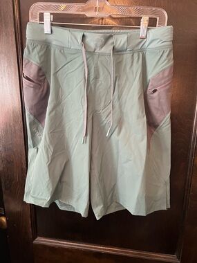 Hylete Men's Athletic Shorts in Sage Green with Gray Panels Size Small